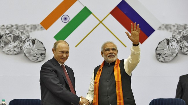 Putin dan Modi menandatangani 20 kesepakatan dalam pertemuan Kamis kemarin. India seakan menjadi penyelamat Rusia di tengah sanksi dan embargo Barat.