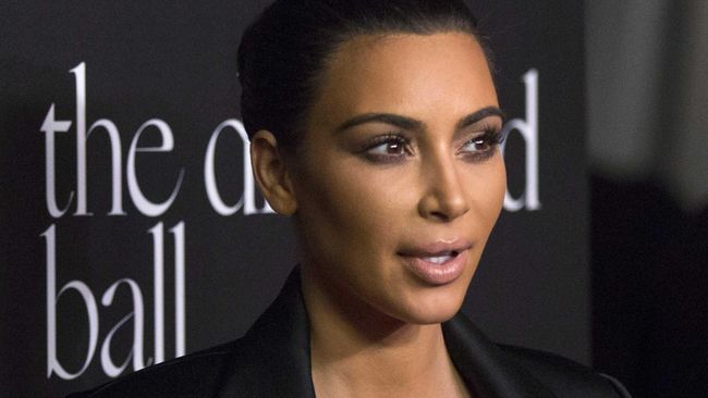 Kim Kardashian Pamer Dada Untuk Sampul Buku Selfish