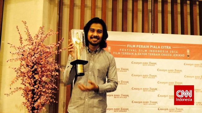 Chicco Jerikho Deg-degan, Marsha Timothy Dapat Kecupan Chicco menjadi aktor pemeran utama terbaik sedangkan Marsha menjadi aktris pemeran utama terbaik Indonesian Movie Awards 2015.
