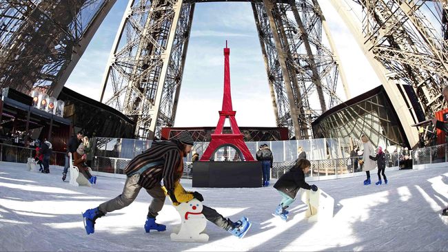 Di akhir tahun, biasanya banyak arena ice skating bermunculan di kota-kota di seluruh dunia. Di Paris, arena ice skating juga dibuka di atas Menara Eiffel.