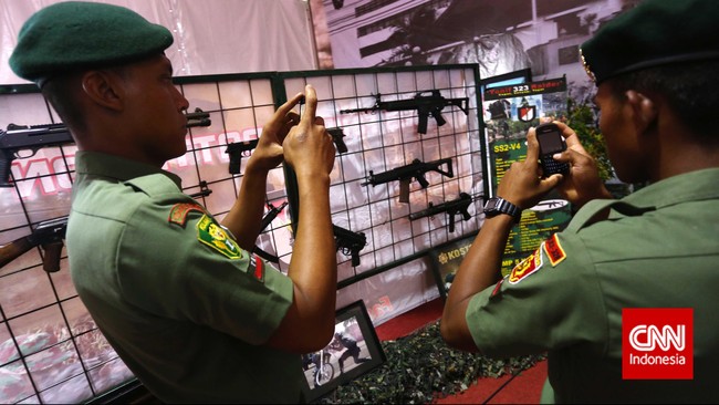 "TNI memiliki alutsista yang modern dan yang masih ketinggalan zaman. Tapi, pemerintah berkomitmen untuk memperbarui semuanya," kata Jokowi.