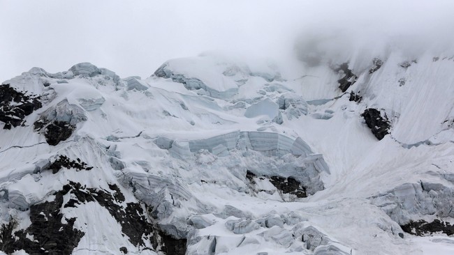 Kenaikan suhu menyebabkan gletser di pegunungan Andes, Peru, mencair dan bisa menyebabkan banjir dan longsor salju yang mengancam nyawa ribuan warga.