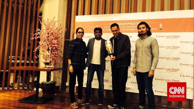 Penggarapan film Cahaya dari Timur bukan tanpa aral. Ada beberapa masalah yang dihadapi ketika proses pembuatan filmnya.