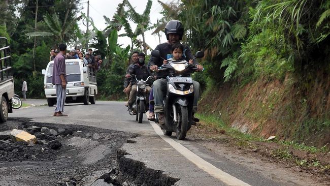 Jalan trans Sulawesi di pesisir Desa Tammerodo, Kecamatan Sendana, Majene, Sulawesi Barat, amblas akibat diterjang gelombang pasang laut.