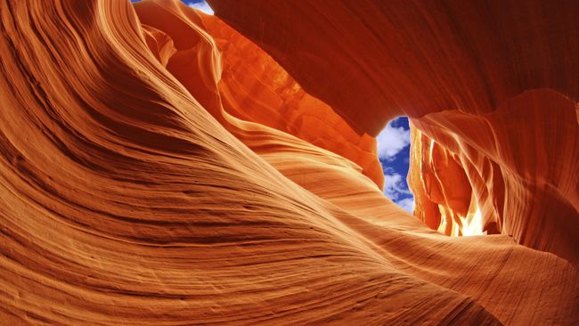 Fotografer Peter Lik berhasil memecahkan rekor. Fotonya terjual Rp 82 miliar. Apa objeknya? Ia mengabadikan Antelope Canyon, bebatuan di Arizona.