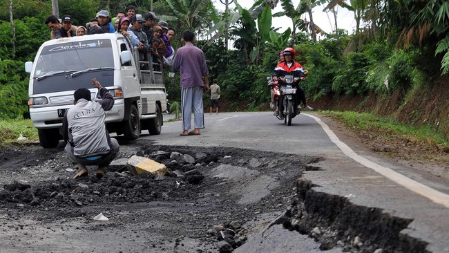 Jalan yang terputus dan cuaca hujan jadi faktor utama tersendatnya evakuasi.