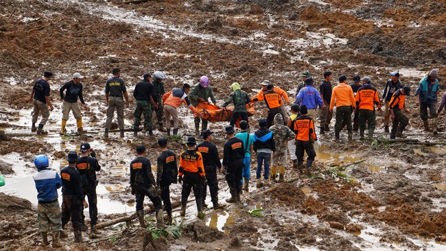 Korban tewas karena tanah longsor tahun ini mencapai 248 orang. Jumlah itu hampir dua pertiga dari seluruh korban tewas akibat bencana alam di Indonesia.