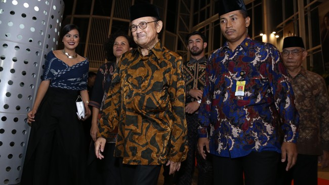 Sebagai langkah untuk mengatasi konflik yang terjadi, Habibie dalam waktu dekat ini akan segera mengumpulkan senior-senior partai beringin tersebut.