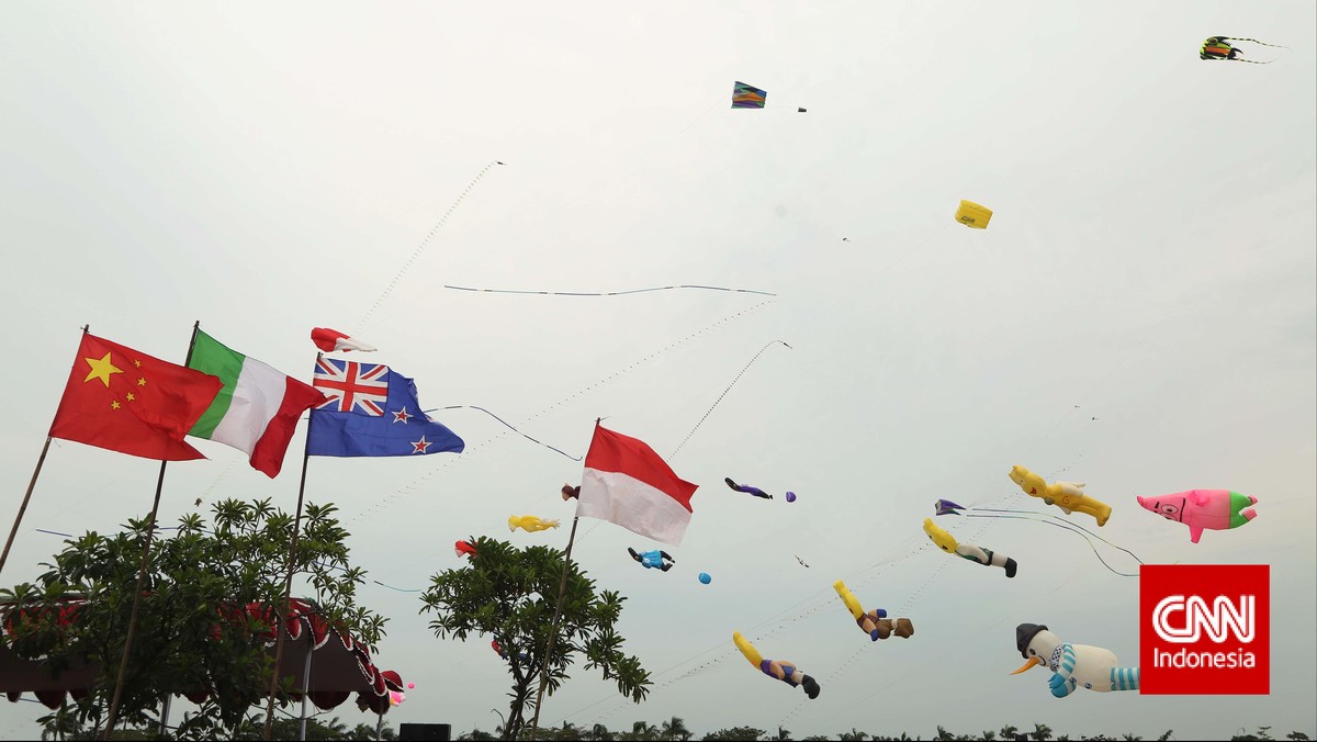 Warna-warni Layang-layang Hiasi Langit Jakarta