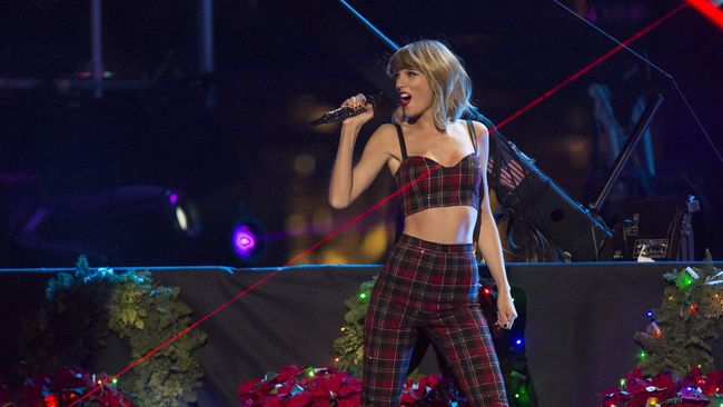 Taylor Swift sukses membawa pulang tiga piala dalam ajang People's Chpice Awards 2015. Di tangga lagu Billboard awal tahun ini, ia juga masih unggul.
