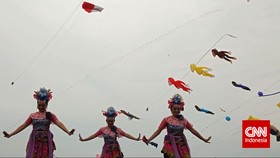 Warna-warni Layang-layang Hiasi Langit Jakarta