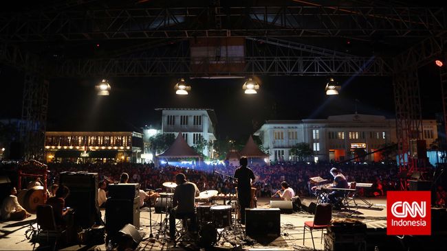 Pengunjung festival jazz di kawasan Kota Tua, hari ini (24/10), bisa menikmati musik, juga wajah Jakarta semasa muda yang sangat Eropa.