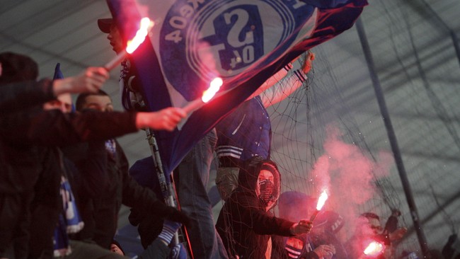 Asisten pelatih tim Schalke dilempar pematik api otomatis saat mengawal timnya berlaga melawan Cologne.