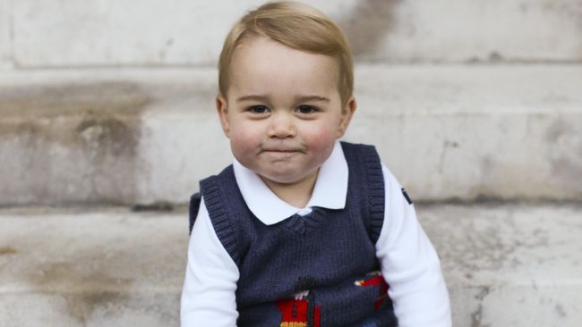 Duke dan Duchess of Cambridge telah merilis tiga foto Natal resmi putra mereka, Pangeran George, di halaman rumahnya di Kensington Palace.