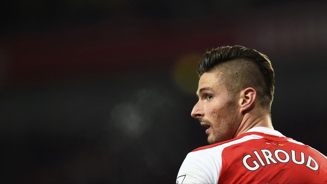 Olivier Giroud mencetak dua gol dari skema bola mati untuk keunggulan Arsenal atas tuan rumah Newcastle United di babak pertama.