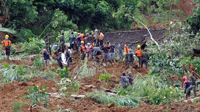 Dari 108 penduduk tiga desa di Banjarnegara, Jawa Tengah yang tertimbun longsor, sudah 56 ditemukan tewas. Tim SAR masih mencari puluhan lainnya yang hilang.