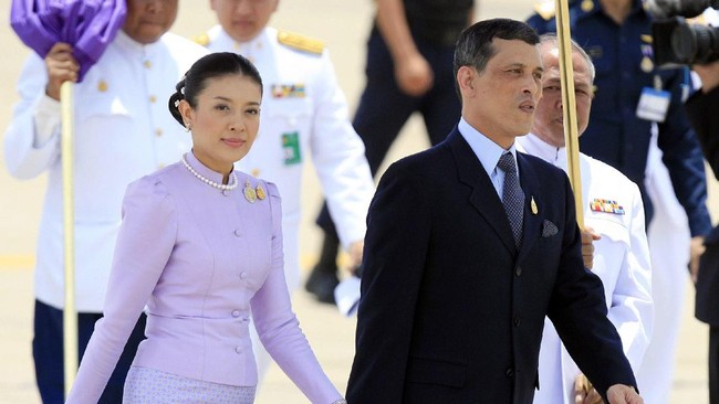 Putri Thailand, istri Putra Mahkota Vajiralongkorn, telah mengundurkan diri dari jabatan kerajaan, menyusul kasus korupsi yang menyeret anggota keluarganya.