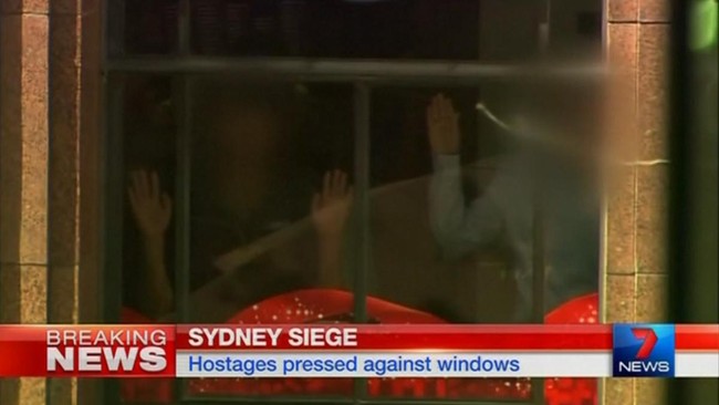 Penyandera sejumlah orang di kafe Lindt, Sydney, telah membebaskan tiga orang dan polisi menyatakan telah berhubungan dengan pelaku untuk berunding.