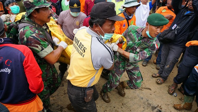 Kepala Pusat Data Informasi dan Humas BNPB Sutopo Purwo Nugroho mengatakan longsor sebabkan 1 orang meninggal dunia, 4 luka berat dan 4 luka ringan. 