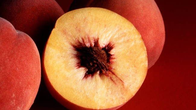 Aksi panik beli dilakukan warga China terhadap buah persik kuning seiring lonjakan kasus covid yang terjadi belakangan ini.