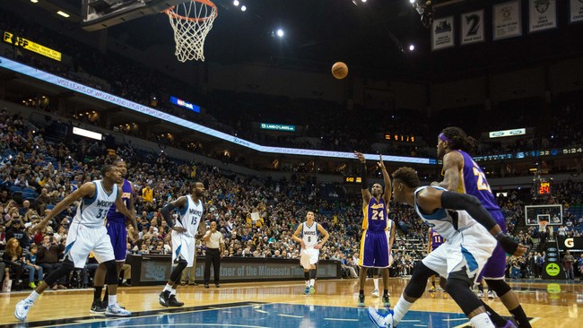Sesaat setelah Koby Bryant berhasil memasukkan lemparan bebasnya ke ring Minnesota Timberwolves, pertandingan berhenti selama beberapa menit.