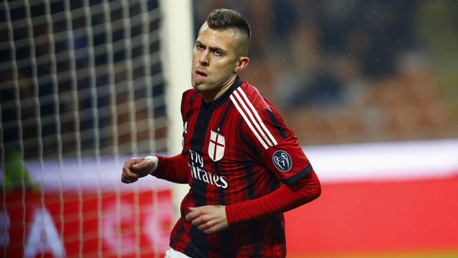 AC Milan mampu dua gol lebih dulu atas Real Madrid pada pertandingan di Stadion The Sevens, Dubai, melalui gol Jeremy Menez dan Stephan El Shaarawy.