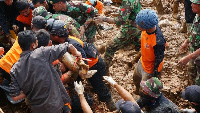 Hari ke-4 pencarian korban longsor Banjarnegara, BNPB beserta tim evakuasi telah menemukan 64 orang tewas dan 44 orang lainnya masih dinyatakan hilang.