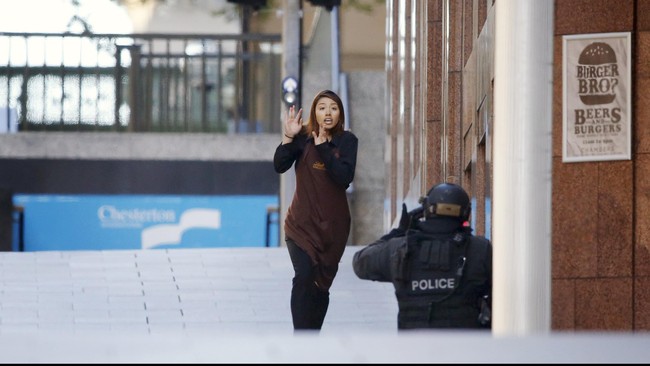 Dua lagi sandera bebas dari drama penyanderaan di pusat bisnis Martin Place, Sydney. Total saat ini, sudah lima sandera yang berhasil keluar.