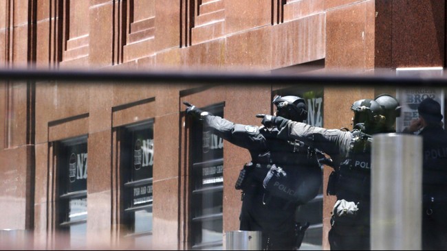 Seorang penyiar radio di Australia mengaku telah berbicara dengan seorang penyandera yang menguasai sebuah kafe di Sydney, menyampaikan beberapa tuntutan.
