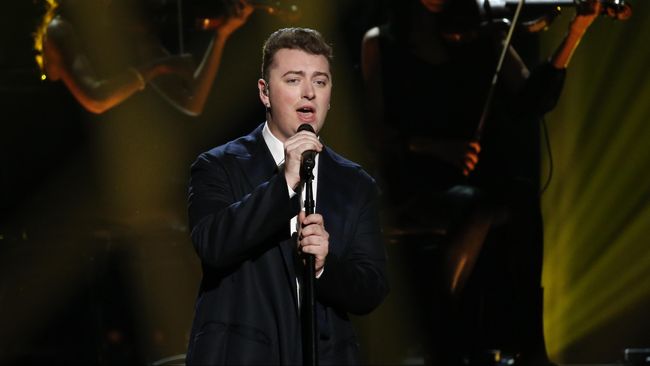 Sam Smith mengunggah cuplikan Writing's On The Wall yang bernuansa klasik dan kelam. Selain bernyanyi, Smith juga menulis lagu tersebut.
