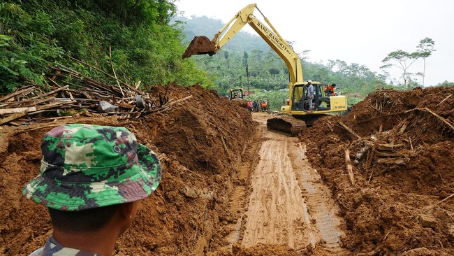 Tanpa alat berat, evakuasi mengandalkan tenaga manusia dengan menggunakan cangkul. Saat ini alat berat diperlukan untuk membuka jalur terputus akibat longsor.