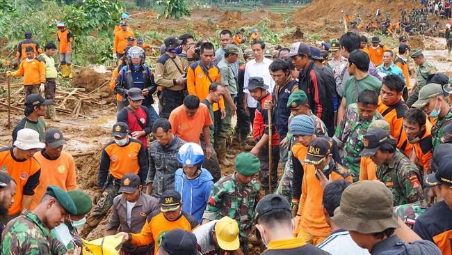 Pemerintah melalui Kementerian Kesehatan sudah mengirim tim untuk memantau keadaan di daerah bencana longsor Banjarnegara, Jawa Tengah.