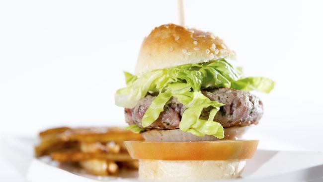 Hamburger disukai hampir seluruh orang di belahan dunia mana pun. Tapi ada beberapa tempat yang punya hidangan hamburger terbaik, dan layak diburu.