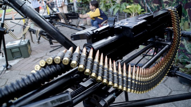 Badan Pusat Statistik (BPS) mencatat impor senjata dan amunisi masih dilakukan oleh kementerian/lembaga meski sudah dilarang Presiden Joko Widodo (Jokowi).
