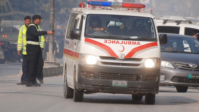 Taliban menyerbu sekolah militer di Peshawar, Pakistan, menewaskan ratusan orang yang kebanyakan anak-anak. Taliban mengaku mengirim enam penyerang bersenjata.