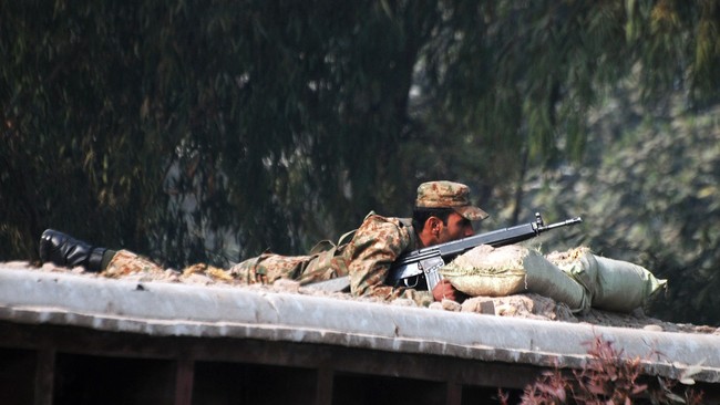 Taliban menyerang sekolah milik Militer Pakistan di Peshawar sebagai aksi balasan terhadap serangan ke pusat kekuatan Taliban di Waziristan Utara.