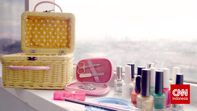 Setelah kemunculan kacamata mirror, kini giliran efek mirror yang 'menyerang' kuku-kuku cantik para wanita.