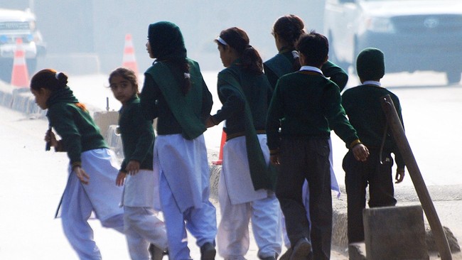 Setidaknya 130 orang tewas&nbsp;dalam penyanderaan Taliban di sekolah militer di Peshawar, Pakistan. Sebagian besar korban adalah siswa berusia 10-20 tahun.