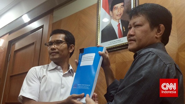 Indonesia Corruption Watch (ICW) mengatakan ada motif korupsi di balik pembuatan Kurikulum 2013, supaya banyak pemasukan dari pengadaan buku.