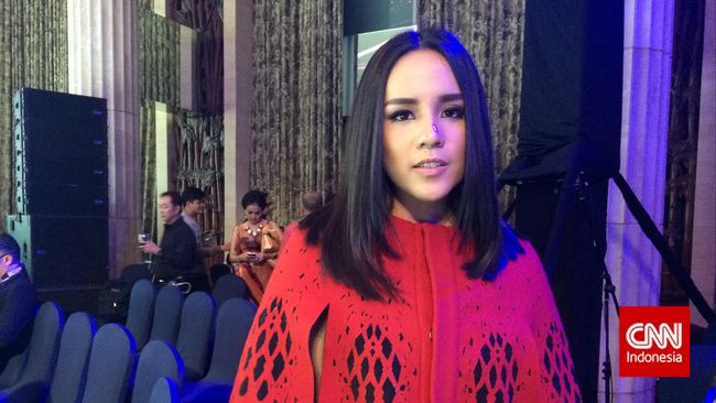Perhelatan Indonesian Movie Awards menyisakan tanda tanya. Angel Pieters yang "mendadak" masuk nominasi sepekan terakhir, keluar sebagai juara.