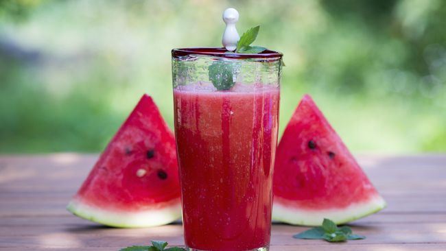 Selain menyegarkan, jus semangka juga memiliki sejumlah manfaat untuk tubuh terutama di tengah cuaca panas terik.