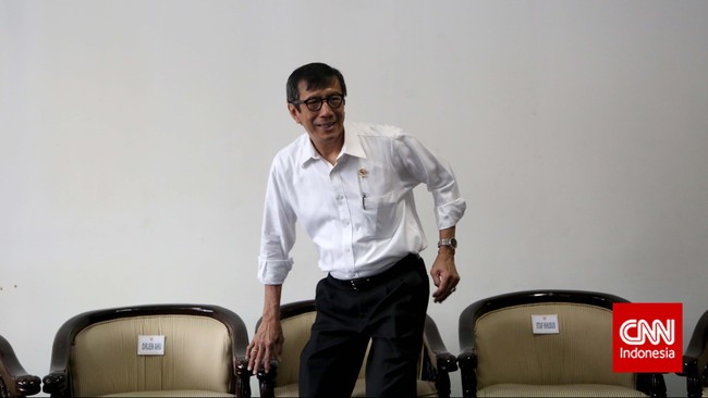 Belasan anggota DPR yang pernah terlibat pada pembahasan dan persetujuan proyek e-KTP telah diperiksa KPK. Namun kasus ini baru dituduhkan kepada dua tersangka.