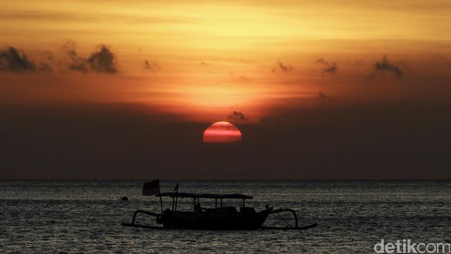 Indonesia merupakan negara kepulauan terbesar di dunia. Namun, potensi laut di Indonesia masih belum maksimal, salah satunya dari segi pariwisata.