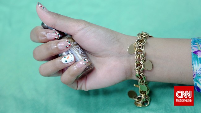 Telah tercipta Nailbot, robot yang bisa menghias kuku kalian dengan nail art secara mudah. 