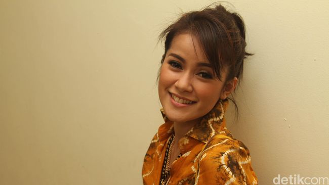 Olla Ramlan dan Gisella Anastasia Gading sama-sama tengah berbahagia. Kedua artis cantik ini dikaruniai bayi perempuan secara hampir berbarengan.