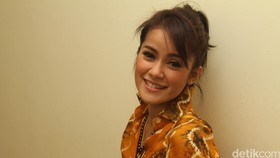 Bahagianya Olla Ramlan dan Gisela Gading Menimang Bayi