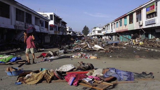 Tepat pada momen saat ini, 10 tahun yang lalu, Aceh porak poranda. Gempa 9,3 skala Richter mengguncang. Tak lama berselang, gelombang tsunami datang.