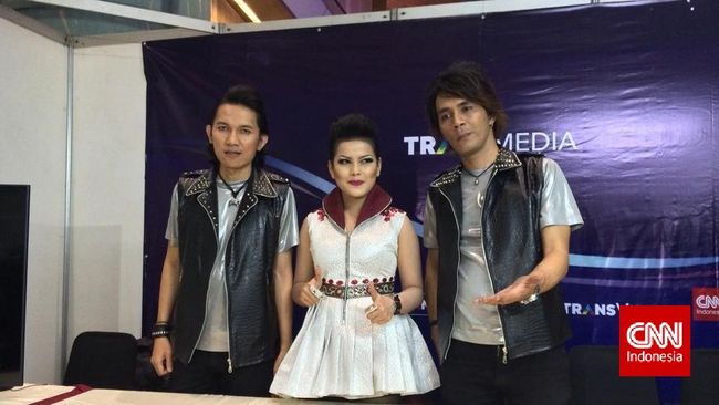Band Utopia pernah berjaya dengan lagu Antara Ada dan Tiada. Mereka lalu vakum lama, dan kini kembali lagi. Yang berbeda, mereka punya vokalis baru.