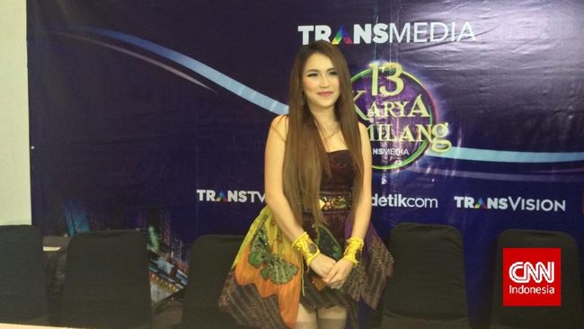 Tubuh Ayu Ting Ting makin berisi di masa-masa masih menyusui anaknya. Ia lantas disebut 'hot mom'. Namun, Ayu mengaku itu hanya karena kebanyakan makan.