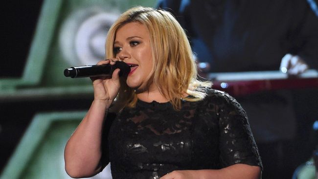 Menjadi penyanyi kelas dunia tidak membuat Kelly Clarkson imun terhadap penolakan. Saat membuat album baru, ia mengalaminya.